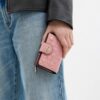 Cartera mediana con cremallera en esquina de cuero exclusivo