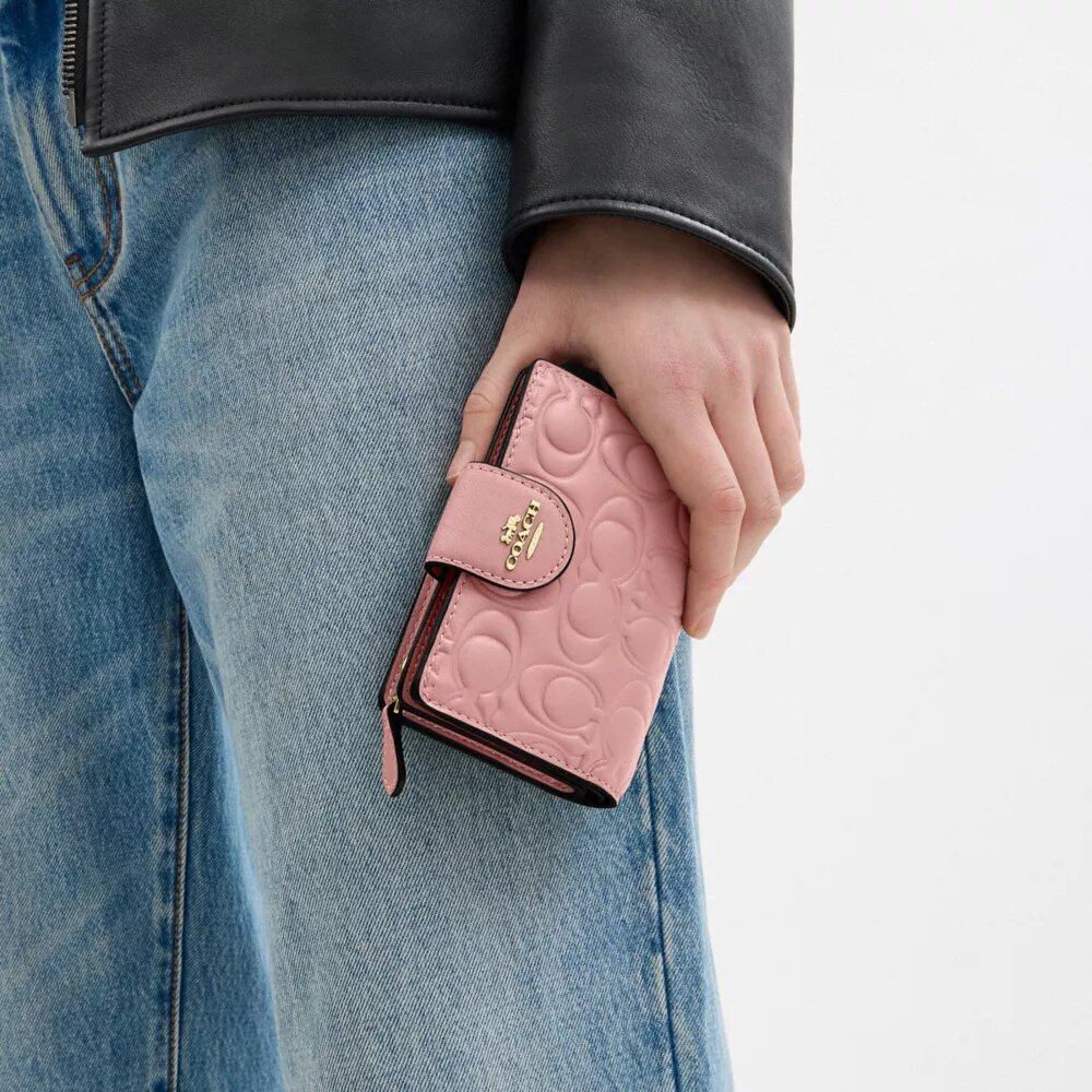 Cartera mediana con cremallera en esquina de cuero exclusivo