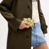 Cartera mediana con cremallera en la esquina