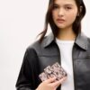 Cartera mediana con cremallera en la esquina