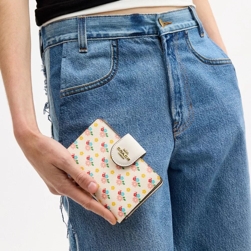Cartera mediana con cremallera en la esquina y estampado floral