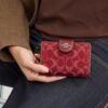 Cartera mediana con cremallera en las esquinas en denim exclusivo