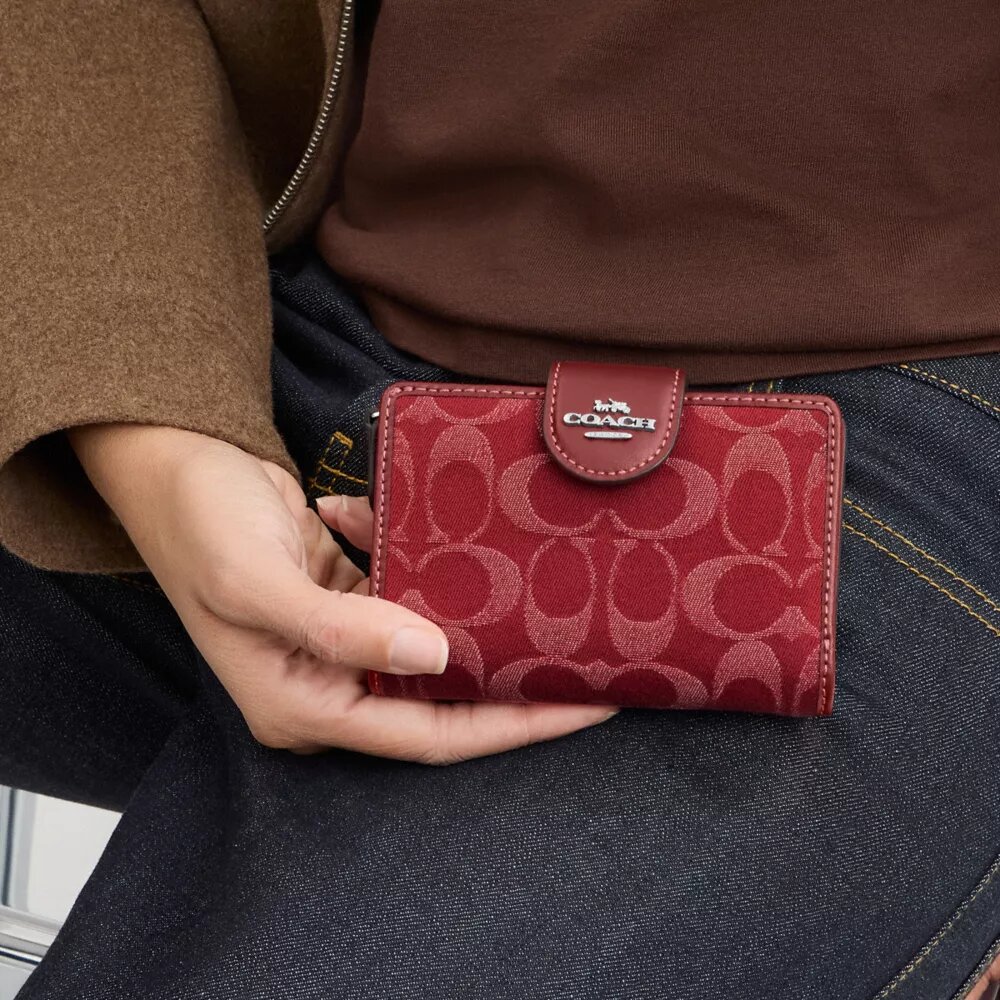 Cartera mediana con cremallera en las esquinas en denim exclusivo