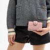 Cartera mediana con cremallera en las esquinas en denim exclusivo