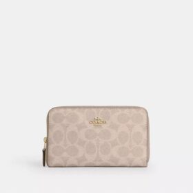 Cartera mediana con cremallera para identificaciones en Signature Canvas