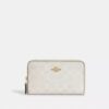 Cartera mediana con cremallera para identificaciones en Signature Canvas