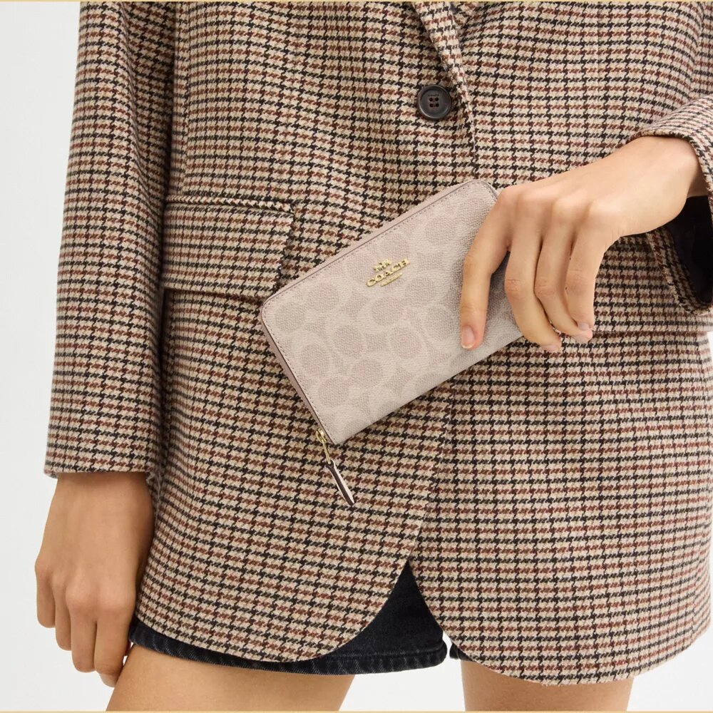 Cartera mediana con cremallera para identificaciones en Signature Canvas