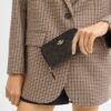 Cartera mediana con cremallera para identificaciones en Signature Canvas