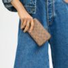 Cartera mediana con cremallera para identificaciones en Signature Canvas