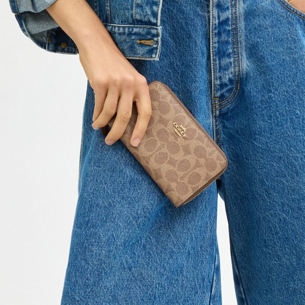 Cartera mediana con cremallera para identificaciones en Signature Canvas