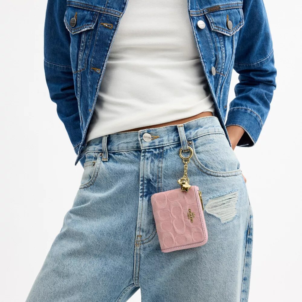 Cartera pequeña con cremallera en las esquinas, en denim exclusivo con Charms
