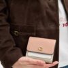 Cartera pequeña con solapa Mila en color block