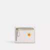 Cartera pequeña con solapa Mila y estampado de calcomanías