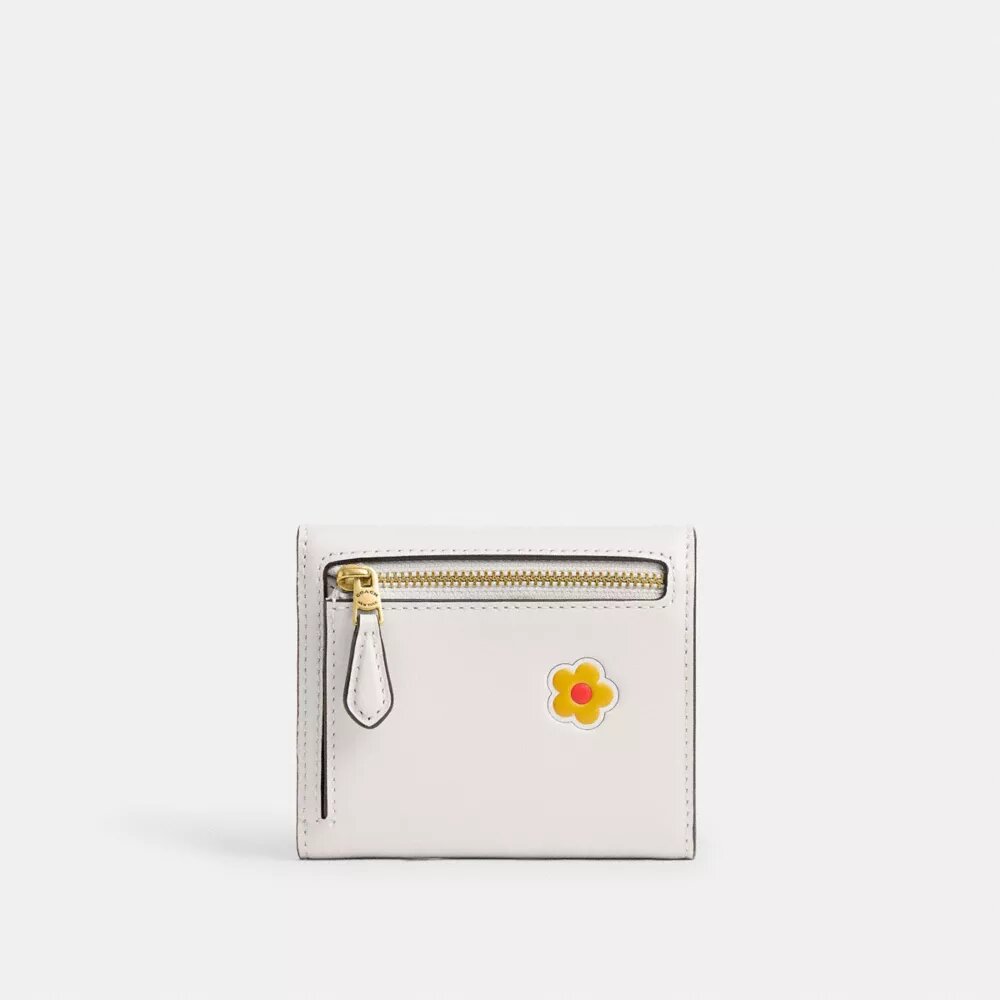 Cartera pequeña con solapa Mila y estampado de calcomanías