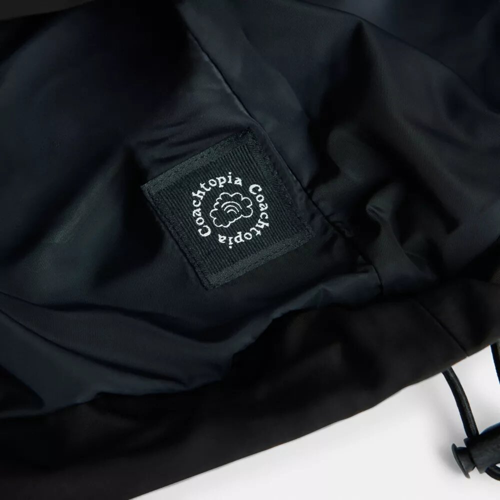Chaqueta corta tipo cargo con presillas de Coachtopia