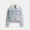 Chaqueta trucker corta de denim Heritage C de algodón orgánico con cuello de piel de oveja