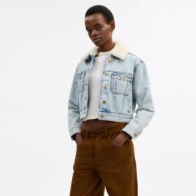 Chaqueta trucker corta de denim Heritage C de algodón orgánico con cuello de piel de oveja