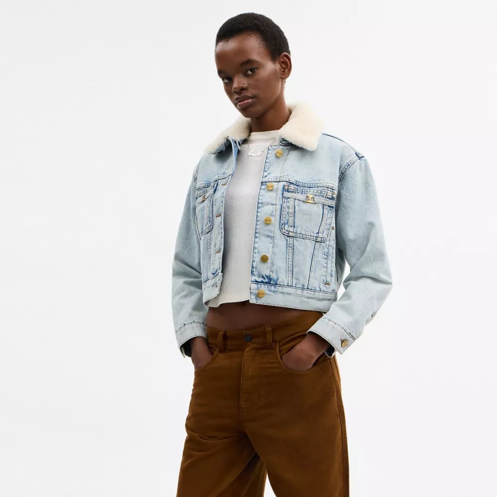 Chaqueta trucker corta de denim Heritage C de algodón orgánico con cuello de piel de oveja