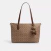 Colgante de oso coleccionable para bolsos en Signature Canvas
