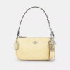 Colgante para bolsos con cierre de resorte en Signature Canvas