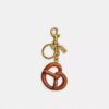 Colgante pequeño para bolso con forma de pretzel