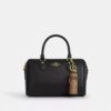 Colgantes para bolsos con forma de estuche de lápiz labial en Signature Canvas