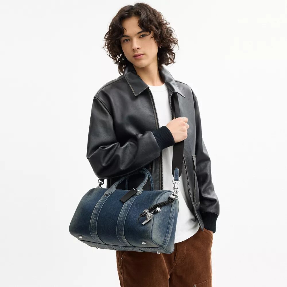 Compass de 35 en denim de algodón regenerativo con Charms