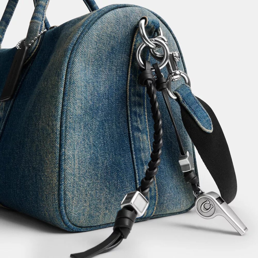 Compass de 35 en denim de algodón regenerativo con Charms