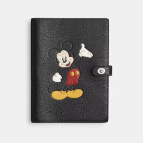 Cuaderno Disney X Coach en cuero regenerativo con Mickey Mouse
