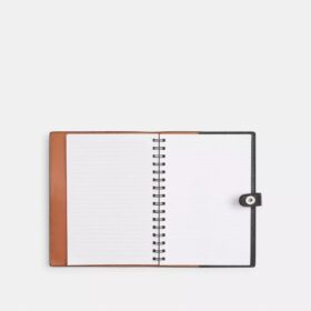 Cuaderno Disney X Coach en cuero regenerativo con Mickey Mouse