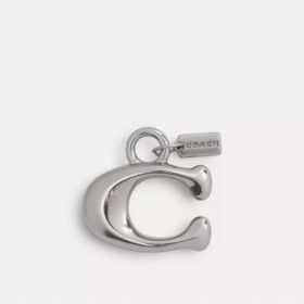 Dije pequeño con el diseño característico de un Charm de zapato