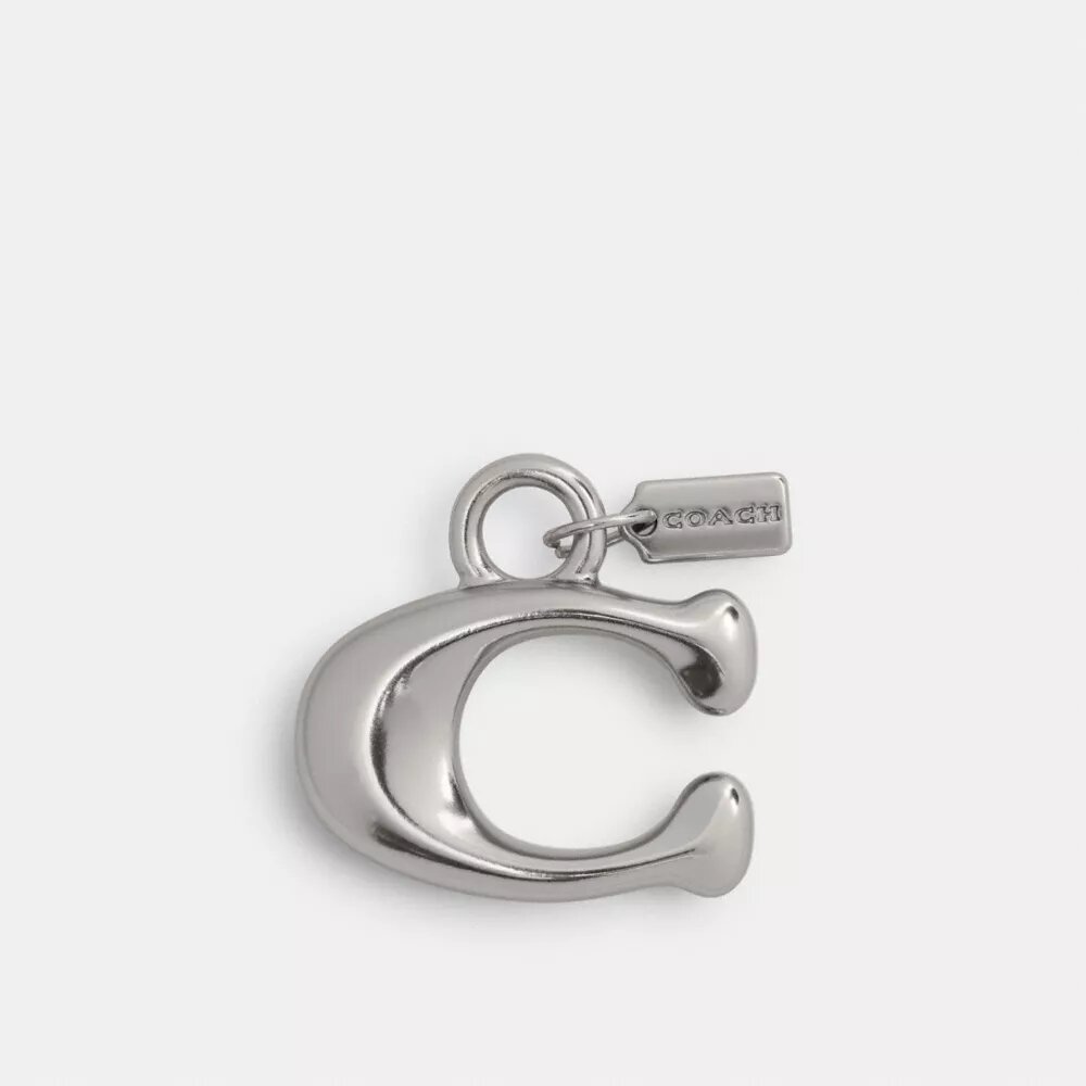 Dije pequeño con el diseño característico de un Charm de zapato