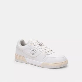 Dije pequeño con el diseño característico de un Charm de zapato