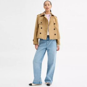 Gabardina corta con cuello característico