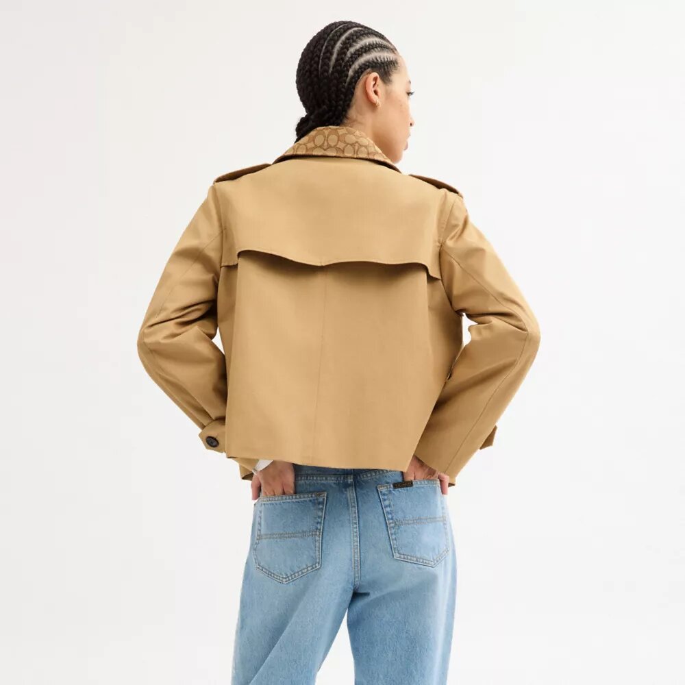 Gabardina corta con cuello característico