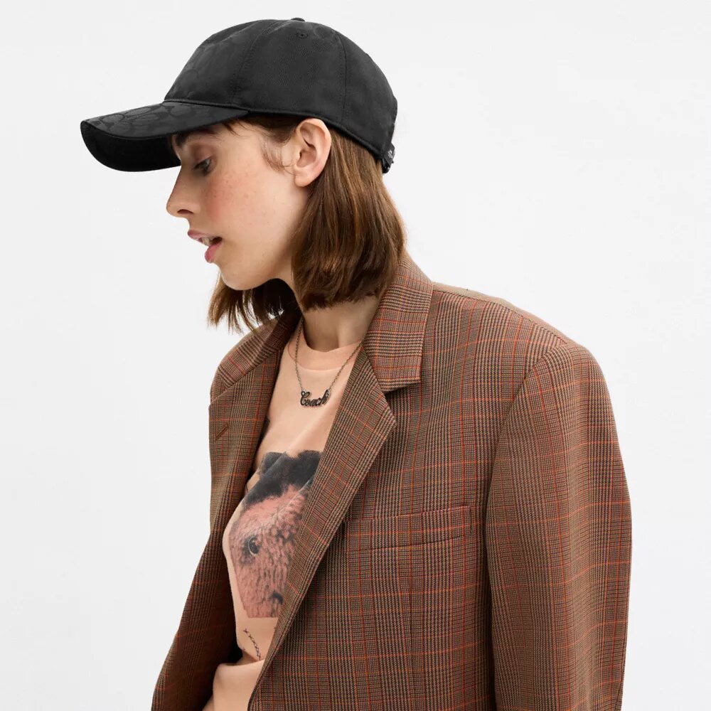 Gorra de béisbol en tonos similares