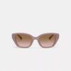 Lentes de sol cuadrados estilo ojo de gato con detalles metálicos en forma de C