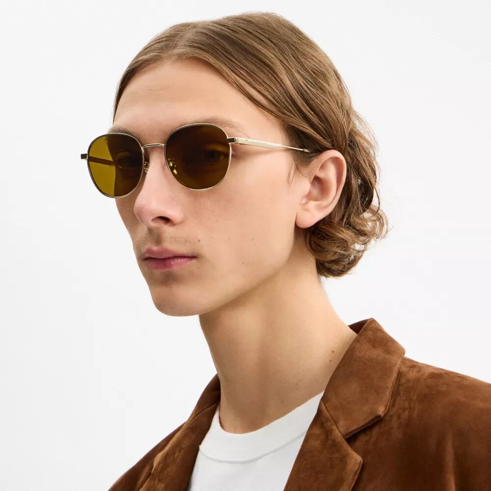 Lentes de sol redondas con etiqueta metálica