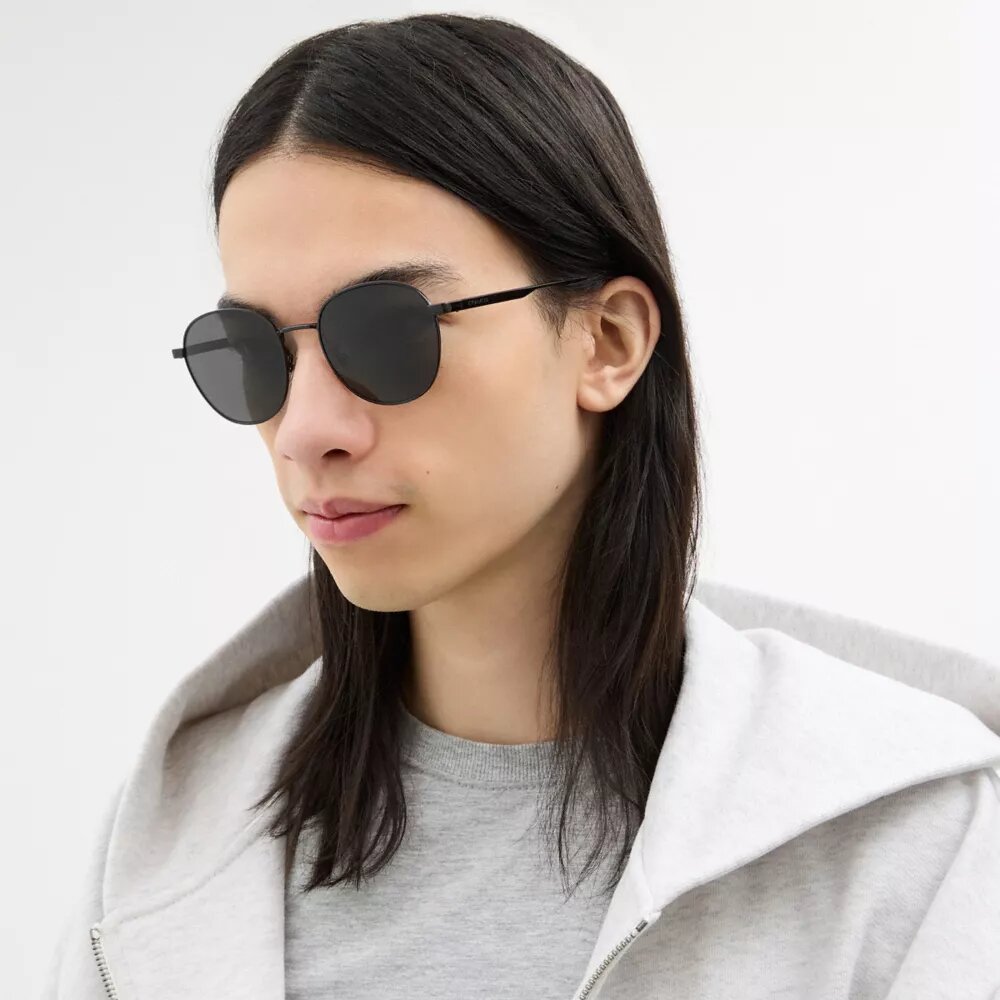 Lentes de sol redondas con etiqueta metálica