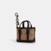Mini colgante para bolsos Tote Warner en Signature Canvas