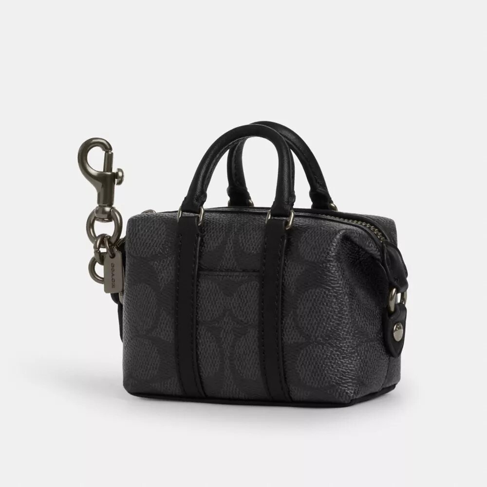 Mini colgante para bolsos Trekker en Signature Canvas