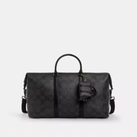 Mini colgante para bolsos Trekker en Signature Canvas