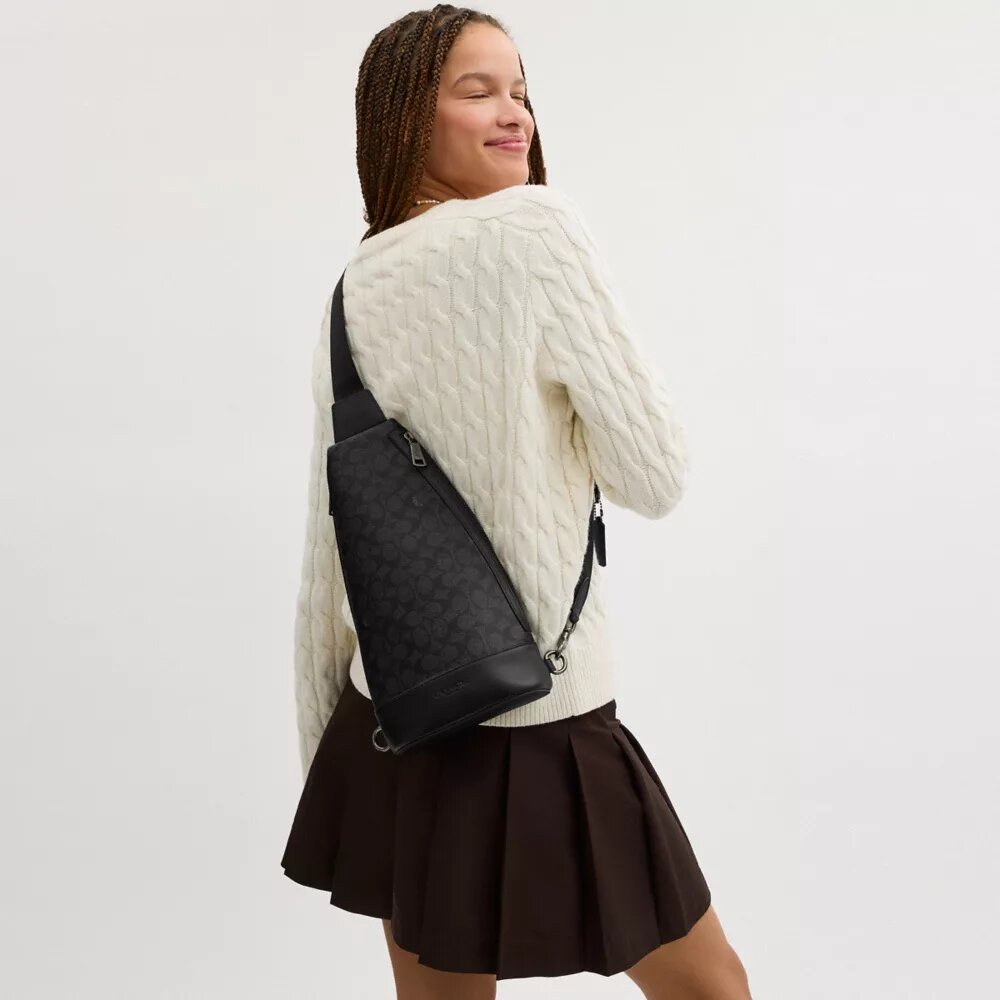 Mochila tipo bandolera Dominic en Signature Canvas