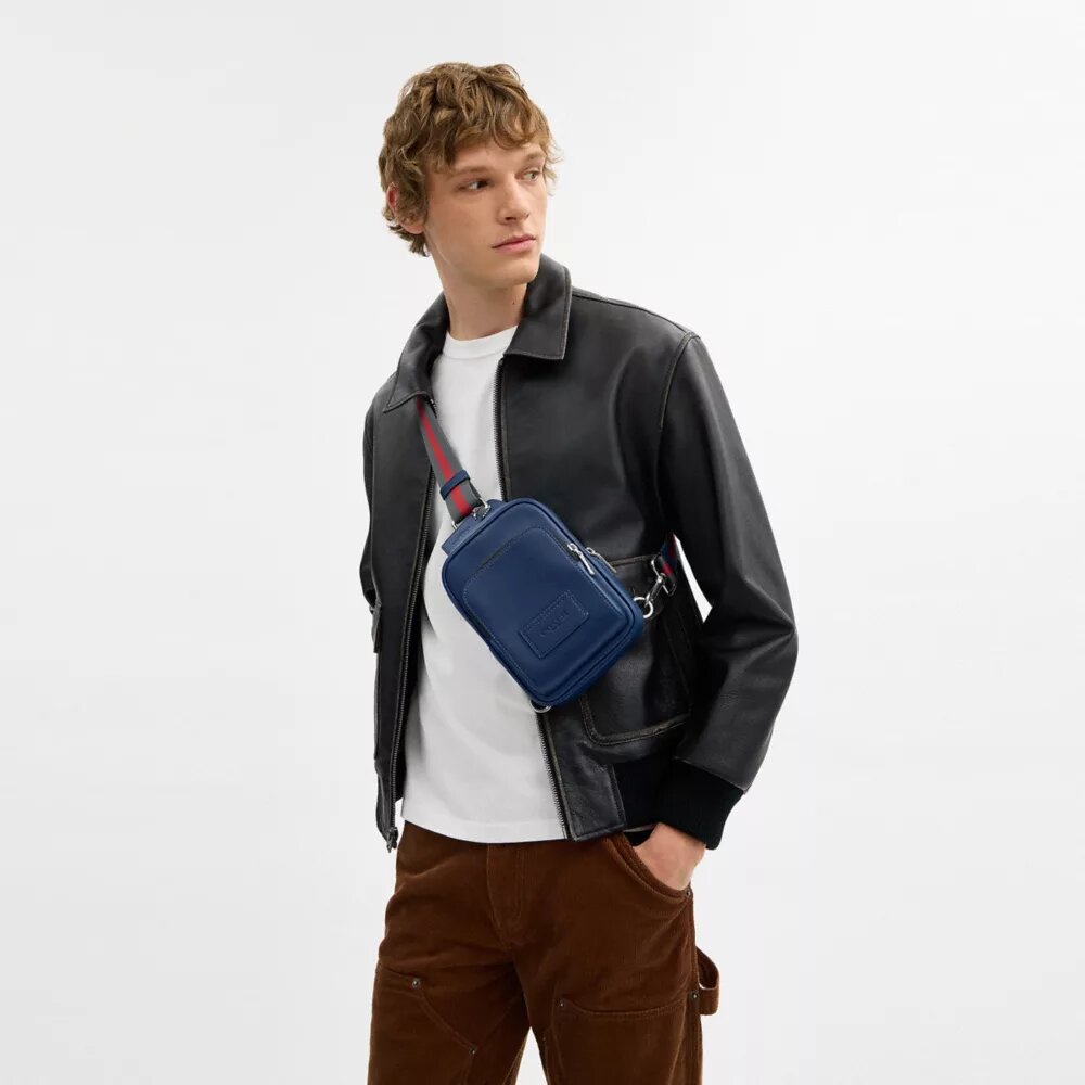 Mochila tipo bandolera Racer con correas a rayas estilo universitario