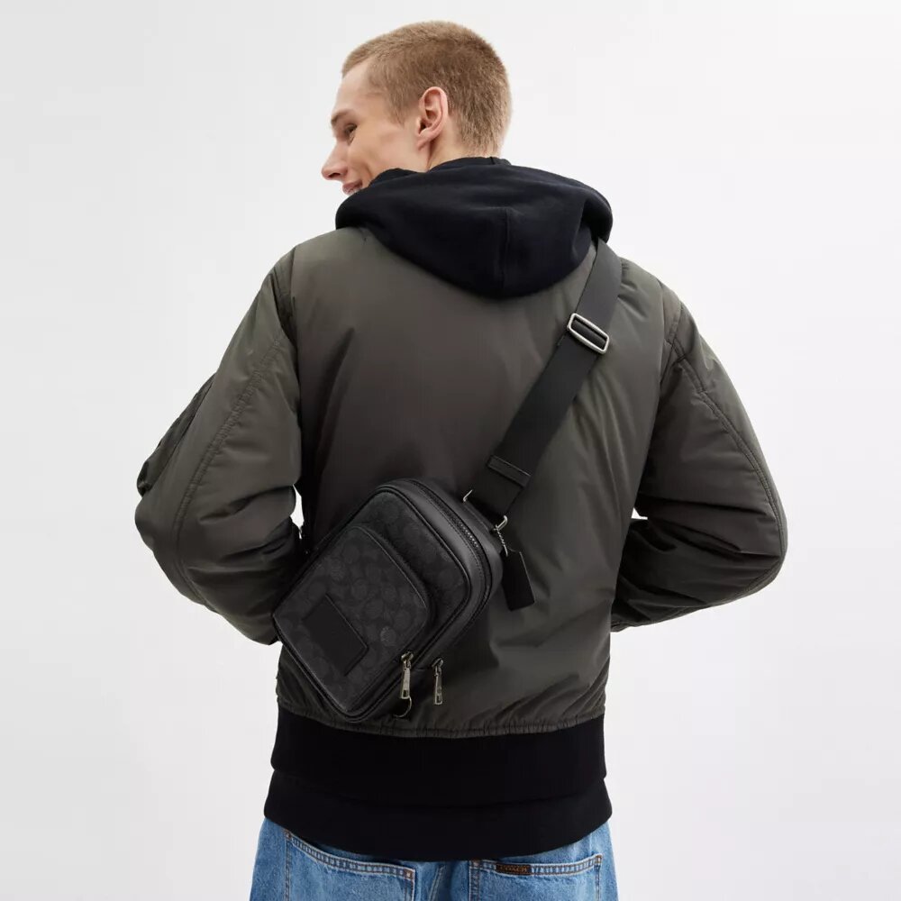 Mochila tipo bandolera Racer en Signature Canvas