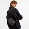 Mochila tipo bandolera Racer en Signature Canvas