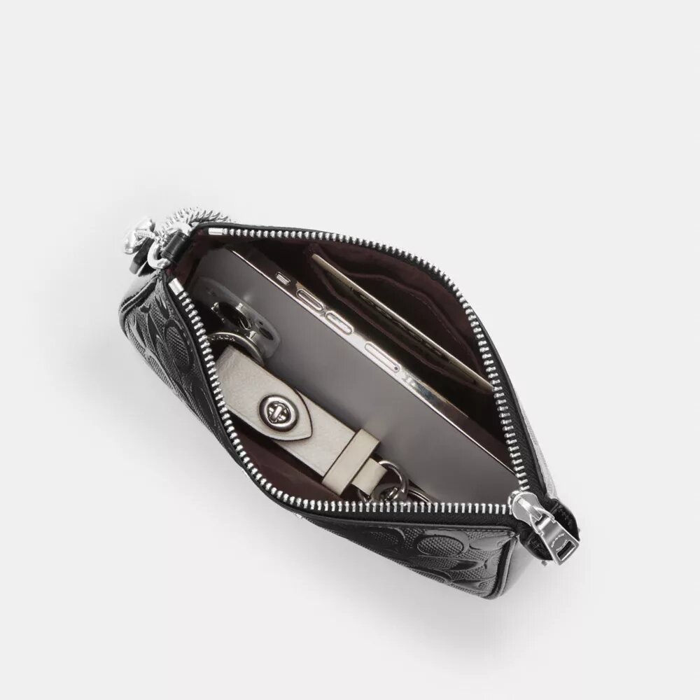 Nolita 19 en cuero exclusivo con diamante en forma de corazón