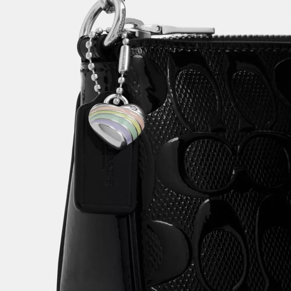 Nolita 19 en cuero exclusivo con diamante en forma de corazón