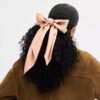 Pañuelo cuadrado de seda con estampado arcoíris característico