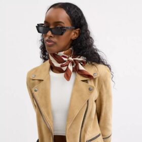 Pañuelo cuadrado de seda con estampado de bolso en estilo «trompe l’oeil»
